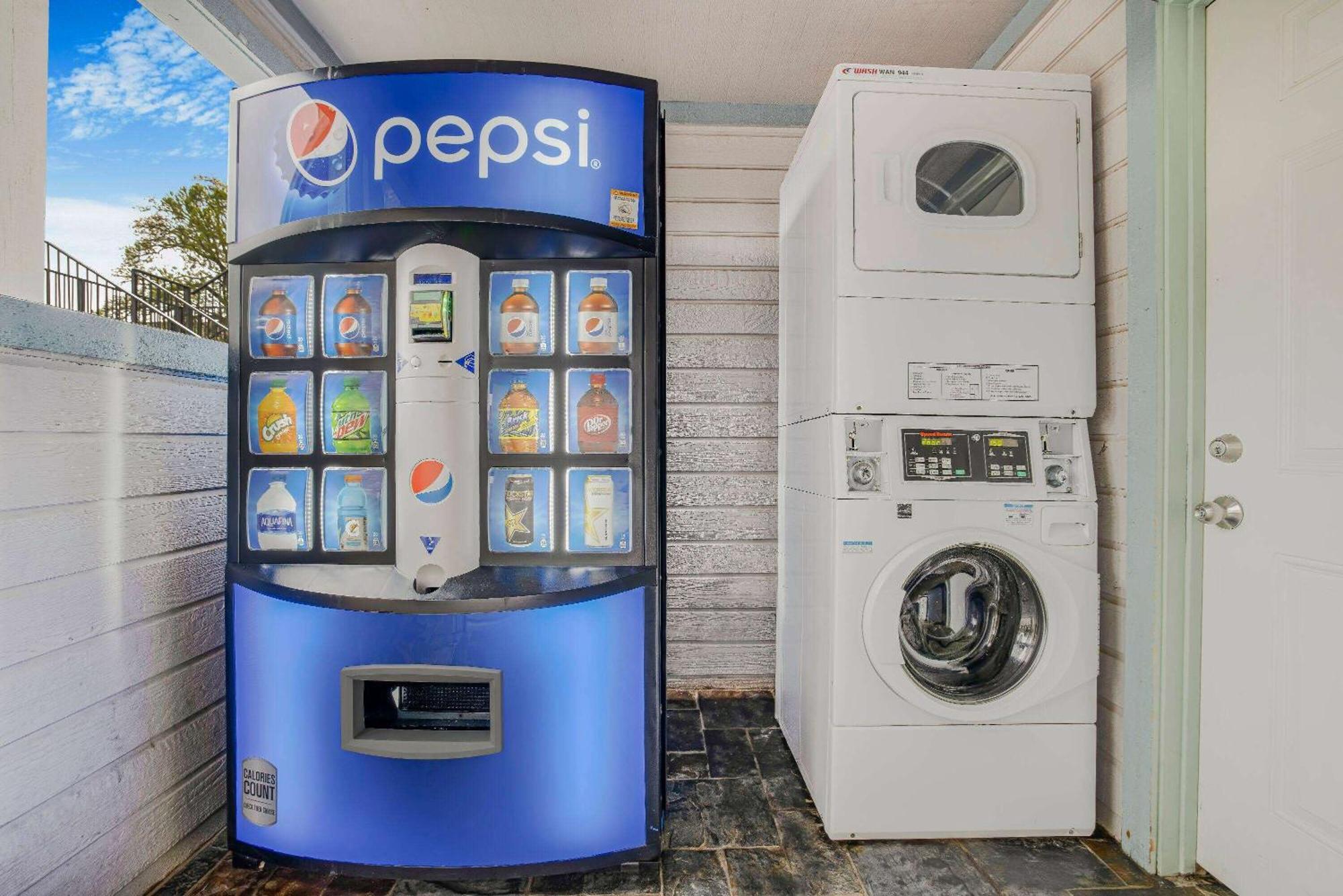 Super 8 By Wyndham Auburn Hotel Екстериор снимка