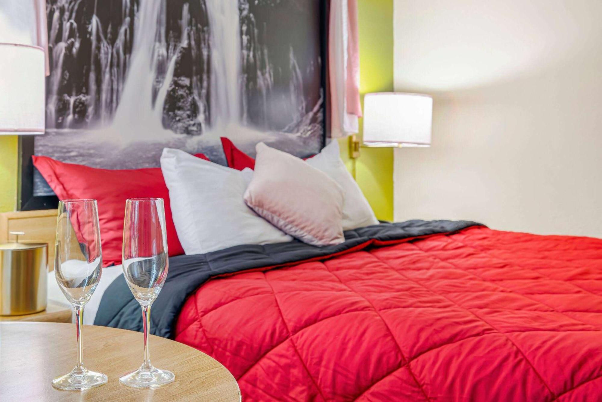 Super 8 By Wyndham Auburn Hotel Екстериор снимка