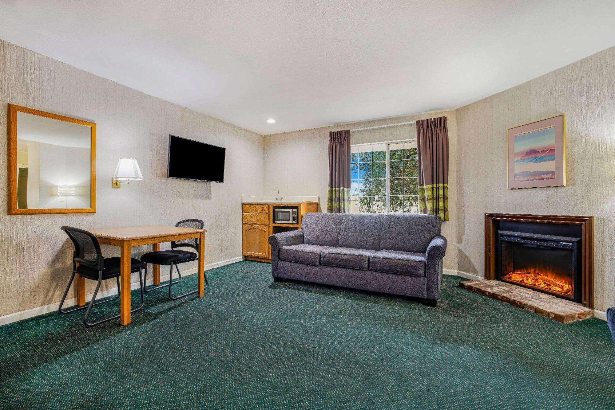 Super 8 By Wyndham Auburn Hotel Екстериор снимка