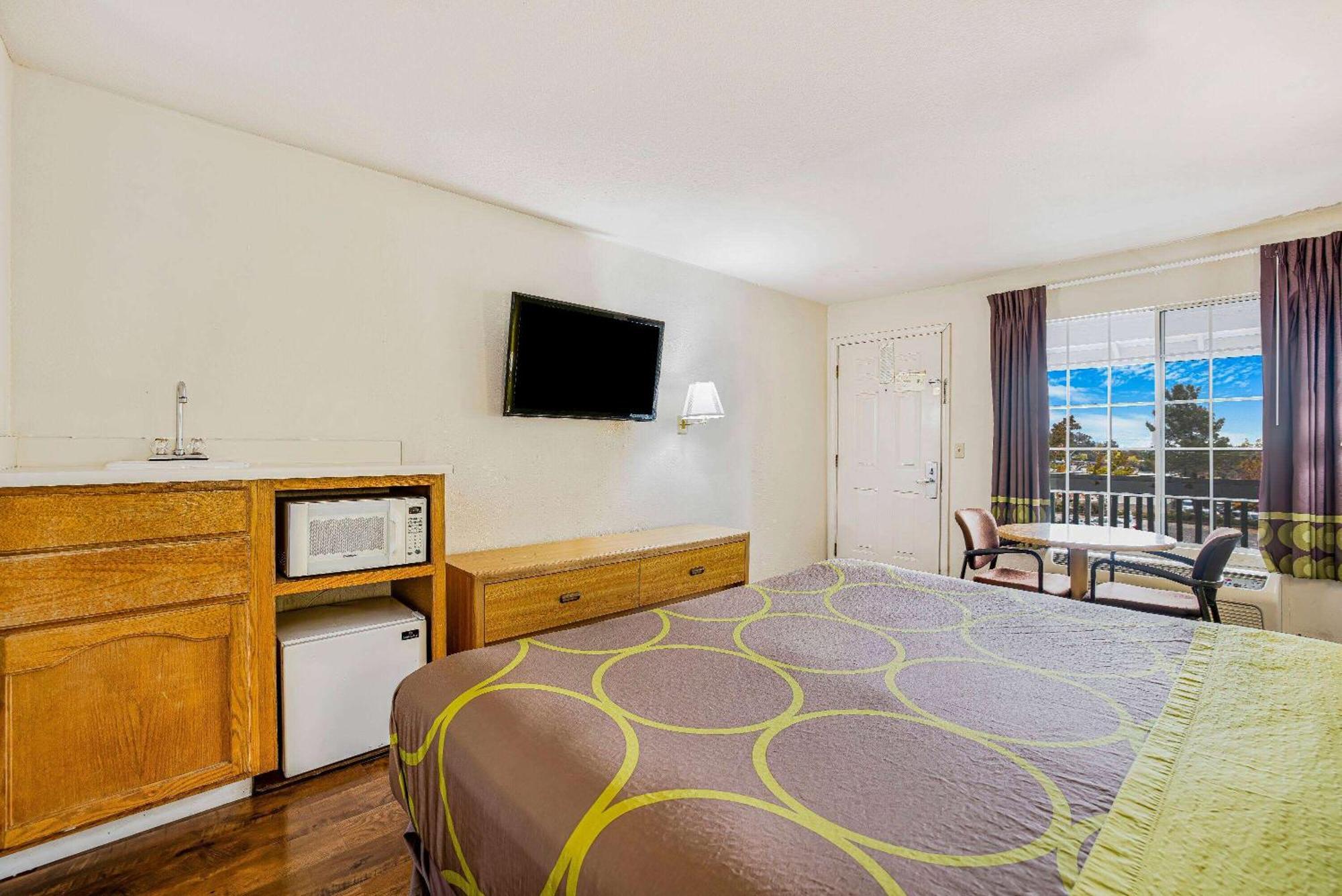 Super 8 By Wyndham Auburn Hotel Екстериор снимка
