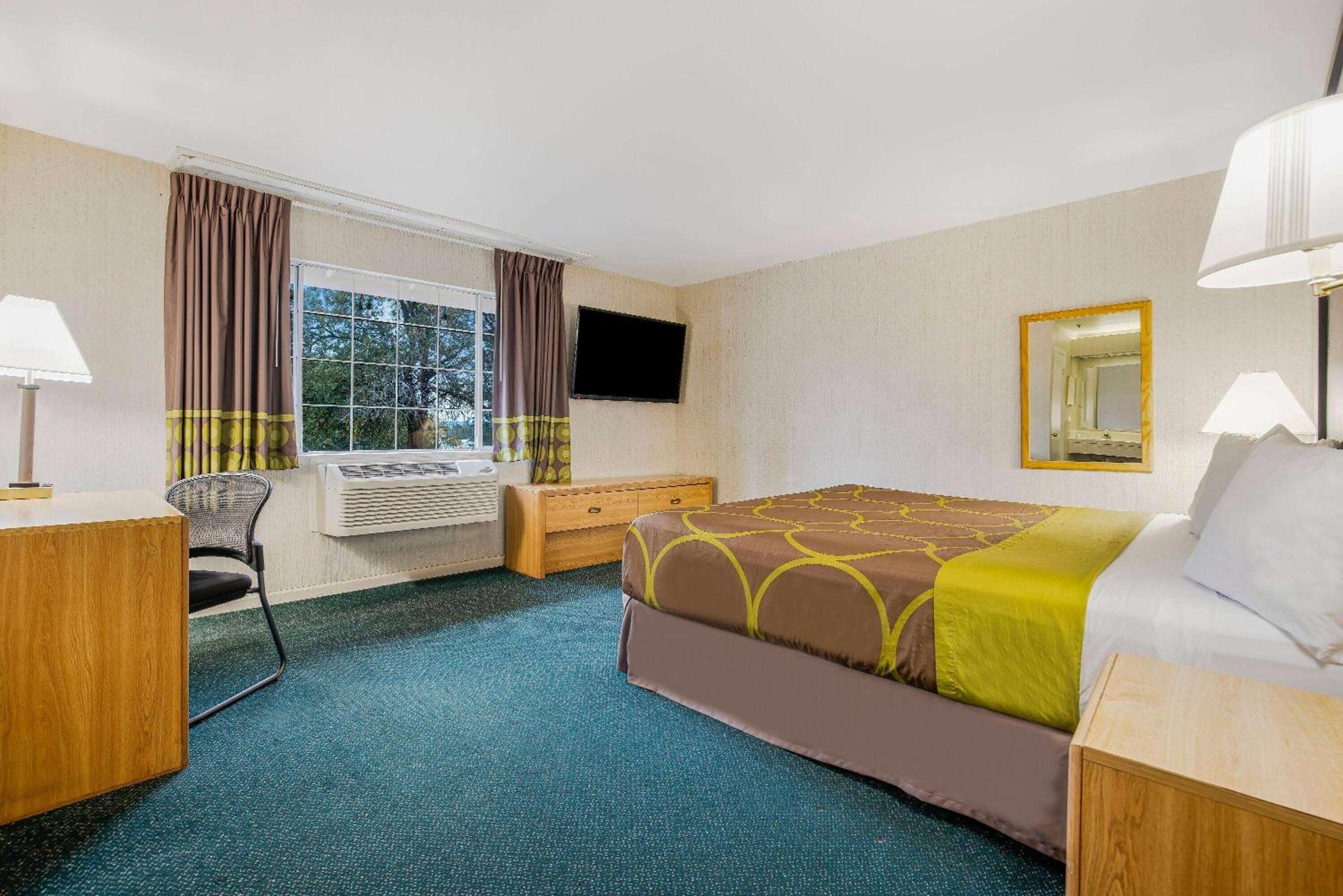 Super 8 By Wyndham Auburn Hotel Екстериор снимка
