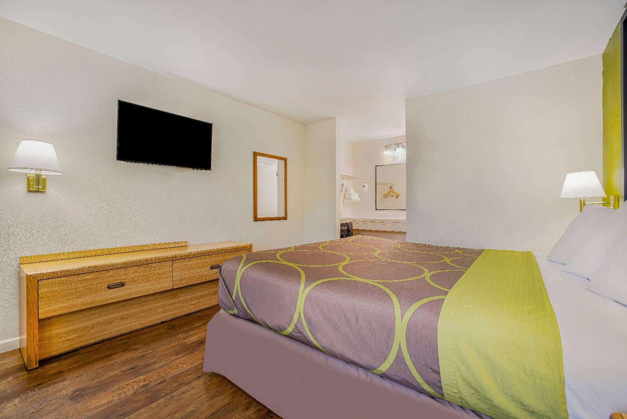 Super 8 By Wyndham Auburn Hotel Екстериор снимка
