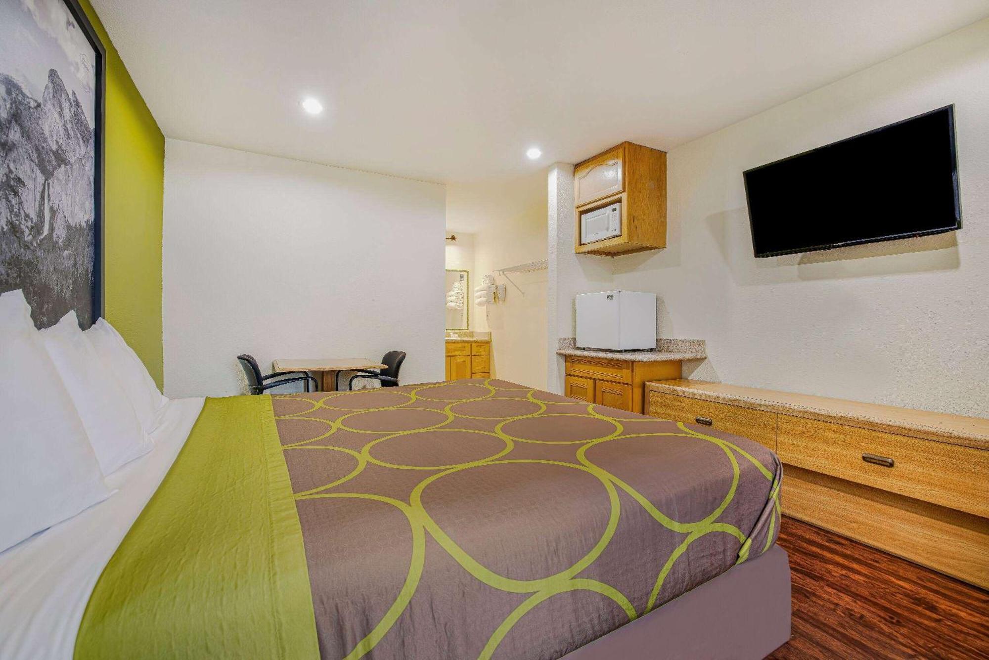 Super 8 By Wyndham Auburn Hotel Екстериор снимка