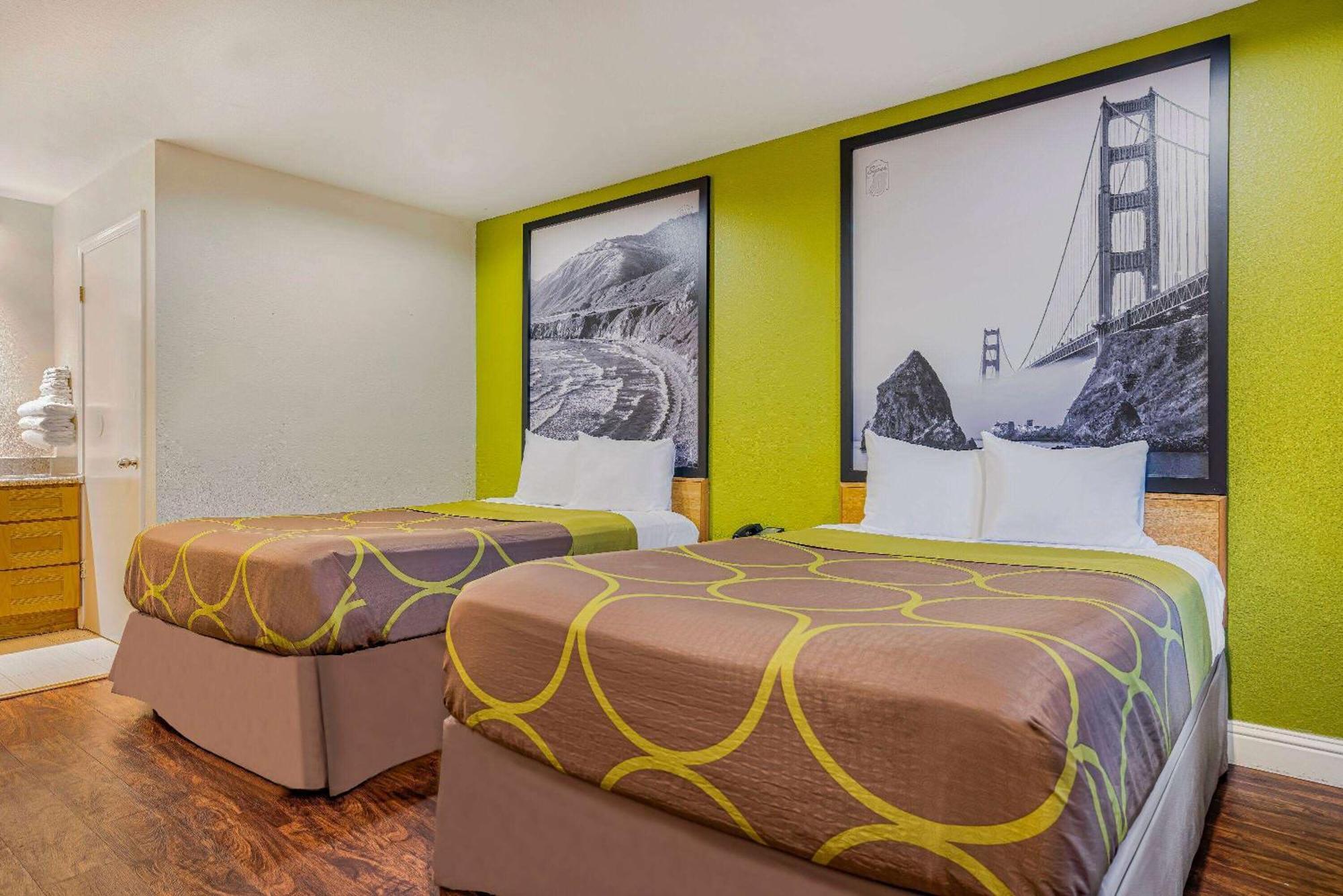 Super 8 By Wyndham Auburn Hotel Екстериор снимка